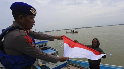 Merah Putih Berkibar di Laut, Nelayan Aceh Barat Dapat Bendera dari Polisi Laut