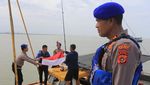 Merah Putih Berkibar di Laut, Nelayan Aceh Barat Dapat Bendera dari Polisi Laut