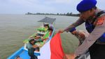 Merah Putih Berkibar di Laut, Nelayan Aceh Barat Dapat Bendera dari Polisi Laut