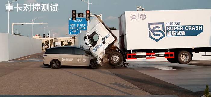 Mobil China Diadu Banteng dengan Truk