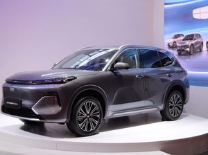 Geely Bakal Luncurkan Mobil Hybrid Pertamanya di Indonesia, Ini Bocorannya