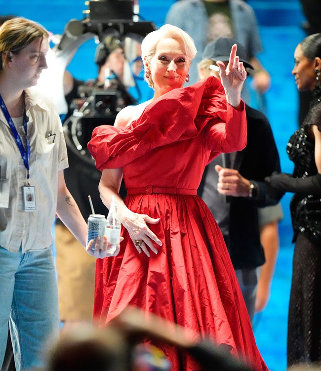 Gaun off-shoulder asimetris tersebut begitu megah dengan rok yang megar, ditingkahi slim-belt langsing yang merampingkan pinggul. (Foto: XNY/Star Max/GC Images)