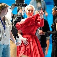 Gaun off-shoulder asimetris tersebut begitu megah dengan rok yang megar, ditingkahi slim-belt langsing yang merampingkan pinggul. (Foto: XNY/Star Max/GC Images)