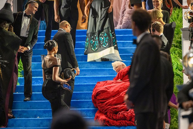 Siluet gaun yang begitu dramatis tampaknya menyulitkan Meryl untuk berjalan di anak tangga yang curam. Ia pun terpeleset. (Foto: Alexi Rosenfeld/GC Images)