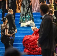 Siluet gaun yang begitu dramatis tampaknya menyulitkan Meryl untuk berjalan di anak tangga yang curam. Ia pun terpeleset. (Foto: Alexi Rosenfeld/GC Images)