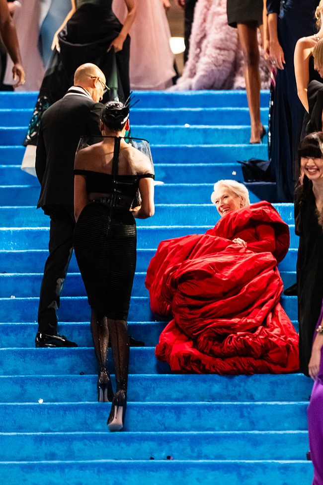 Insiden kecil itu terjadi ketika ia bersama Stanley Tucci, yang kembali memerankan karakter Nigel. Mereka tengah merekonstruksi kemegahan Runway Met Gala. (Foto: GC Images/TheStewartofNY)