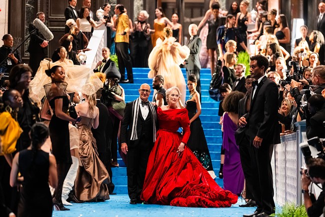 Proses pengambilan gambar ‘Devil Wears Prada 2’ berlanjut di Museum of Natural History, New York City, AS, baru-baru ini untuk adegan yang terinspirasi dari ajang MET Gala. Meryl Streep yang kembali dengan peran ikonisnya sebagai bos killer majalah fashion Miranda Priestly bersolek maksimal dalam balutan gaun merah menyala. (Foto: GC Images/TheStewartofNY)