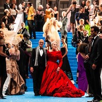 Proses pengambilan gambar ‘Devil Wears Prada 2’ berlanjut di Museum of Natural History, New York City, AS, baru-baru ini untuk adegan yang terinspirasi dari ajang MET Gala. Meryl Streep yang kembali dengan peran ikonisnya sebagai bos killer majalah fashion Miranda Priestly bersolek maksimal dalam balutan gaun merah menyala. (Foto: GC Images/TheStewartofNY)