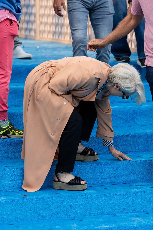 Padahal, beberapa jam sebelumnya, Streep sempat menjajal naik turun tangga menggunakan sandal wedge untuk persiapan adegan. (Foto: GC Images/TheStewartofNY)