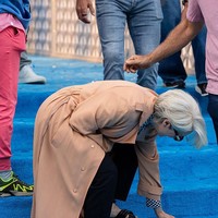 Padahal, beberapa jam sebelumnya, Streep sempat menjajal naik turun tangga menggunakan sandal wedge untuk persiapan adegan. (Foto: GC Images/TheStewartofNY)