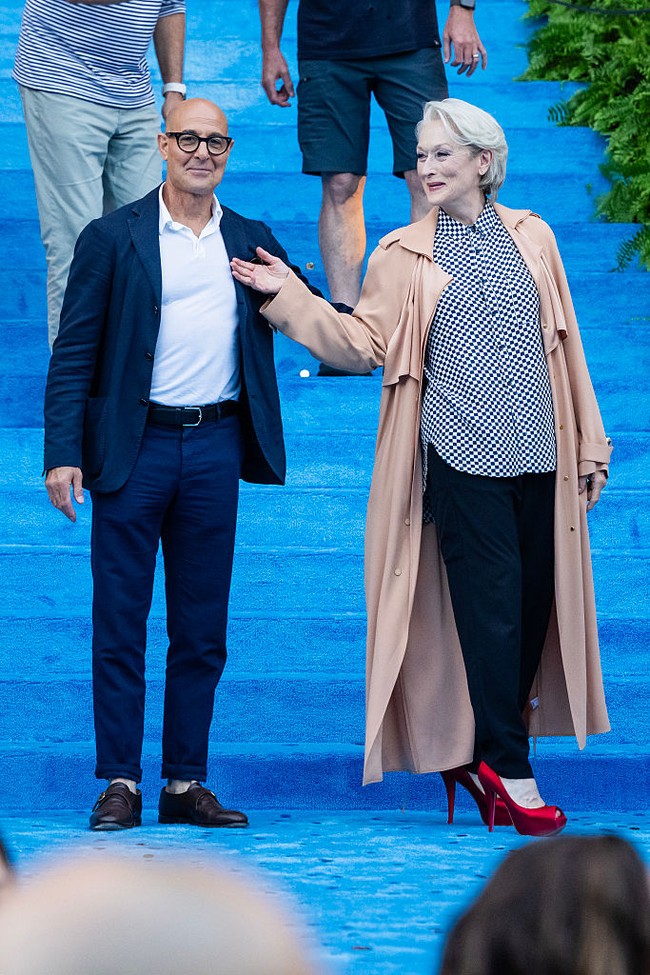 Keduanya sempat melambaikan tangan ke arah kerumunan fotografer di karpet merah sebelum insiden terjadi. Meski terjatuh, aktris peraih tiga Oscar itu langsung tertawa dan bangkit dibantu Tucci, memperlihatkan sikap profesional dan penuh canda. (Foto: GC Images/TheStewartofNY)