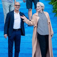 Keduanya sempat melambaikan tangan ke arah kerumunan fotografer di karpet merah sebelum insiden terjadi. Meski terjatuh, aktris peraih tiga Oscar itu langsung tertawa dan bangkit dibantu Tucci, memperlihatkan sikap profesional dan penuh canda. (Foto: GC Images/TheStewartofNY)