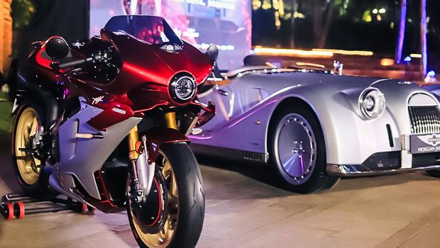 Morgan Midsummer dan MV Agusta Superveloce 1000 Serie Oro