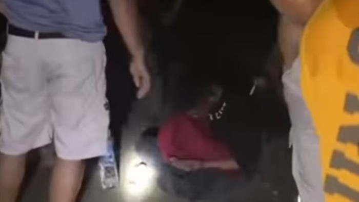 Seorang pria berinisial H di Kabupaten Morowali, Sulawesi Tengah (Sulteng) babak belur diamuk massa gegara kepergok mencuri sepatu.