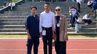 Momen Ibnu Jamil dan Maya melihat momen Dhofin lolos dan menjadi taruna Akademi TNI 2025. Mereka datang langsung ke Akademi Militer di Magelang, Jawa Tengah. Foto: dok. Instagram @mayamaula9