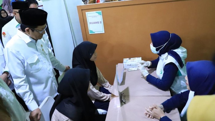 Nasaruddin Umar sedang meninjau Cek Kesehatan Gratis (CKG) di Pondok Pesantren Asshidiqiyah, Jakarta Barat, Senin (4/8/2025).