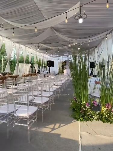 Pengantin yang berada di Cikarang ini memilih menggelar acara pernikahan di lapangan tenis, unik dan tak biasa. Postingan tersebut langsung viral di media sosial.