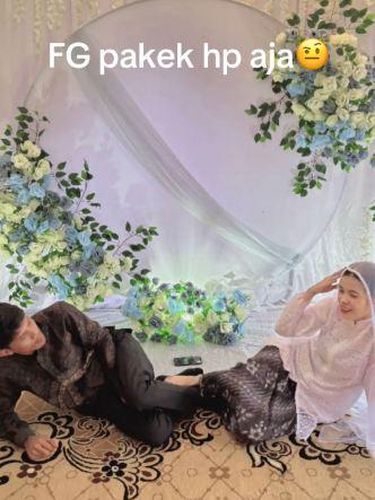 Nikahan Sederhana Pengantin ini menggelar akad nikah tanpa resepsi di Jombang, Jawa Timur. Keduanya foto pernikahan di bengkel kayu dan tidak menggunakan MUA dan fotografer. Postingan tersebut langsung viral di media sosial.