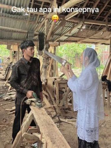 Nikahan Sederhana Pengantin ini menggelar akad nikah tanpa resepsi di Jombang, Jawa Timur. Keduanya foto pernikahan di bengkel kayu dan tidak menggunakan MUA dan fotografer. Postingan tersebut langsung viral di media sosial.