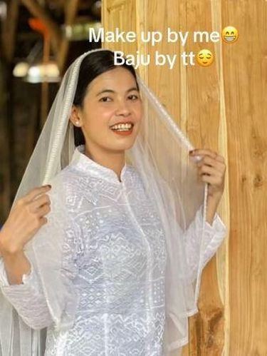 Nikahan Sederhana Pengantin ini menggelar akad nikah tanpa resepsi di Jombang, Jawa Timur. Keduanya foto pernikahan di bengkel kayu dan tidak menggunakan MUA dan fotografer. Postingan tersebut langsung viral di media sosial.
