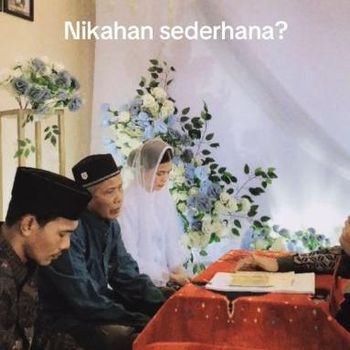 Nikahan Sederhana Pengantin ini menggelar akad nikah tanpa resepsi di Jombang, Jawa Timur. Keduanya foto pernikahan di bengkel kayu dan tidak menggunakan MUA dan fotografer. Postingan tersebut langsung viral di media sosial.