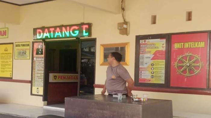Oknum personel Polsek Manggala diduga membentak guru yang hendak urus surat kehilanga imbas kasus pencurian di Makassar.