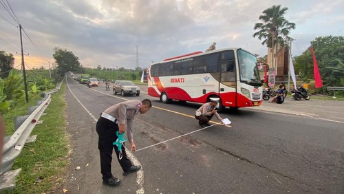 Olah TKP kecelakaan maut yang menewaskan seorang tewas di Jalan Denpasar-Gilimanuk KM 78-79, tepatnya di Banjar Tegak Gede, Desa Yehembang Kangin, Mendoyo, Jembrana, Minggu (3/8/2025). (Foto: Dok. Polres Jembrana)