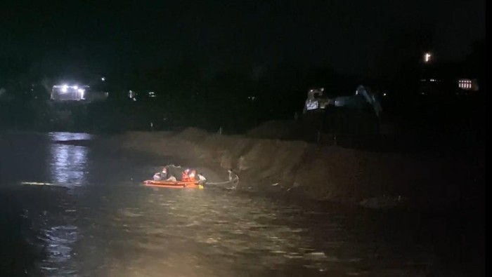Tim SAR gabungan mengevakuasi pekerja proyek yang terjebak banjir bandang di Sungai Klawing Purbalingga, Senin (4/8/2025) dinihari.