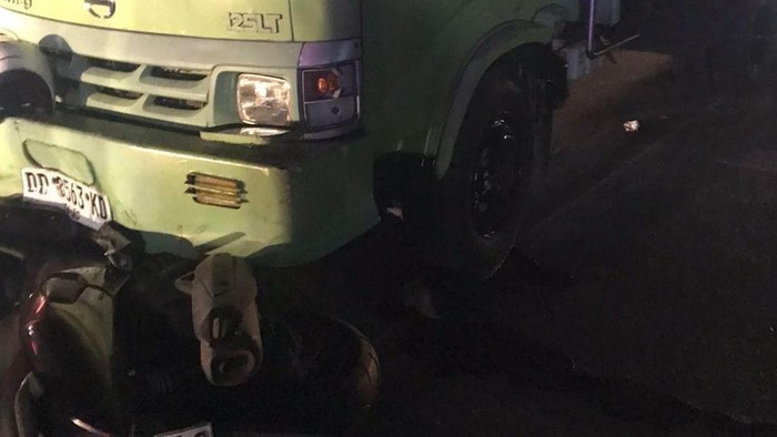 Erwin Gusalim tewas ditabrak truk saat memperbaiki mobil mogok di Pangkep. Keluarga menolak tawaran damai Rp 5 juta