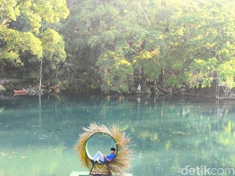 Para pengunjung saat sedang memberi makan ikan hias di Telaga Biru Cicerem Kuningan