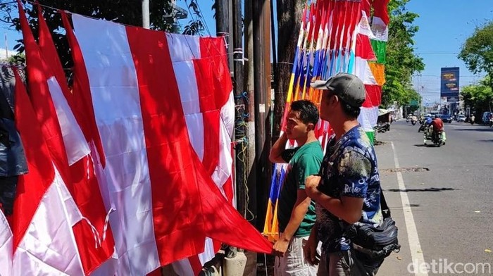 Pedagang bendera di Pasuruan