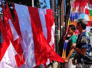 Pedagang Bendera di Pasuruan Keluhkan Omzet Turun Drastis