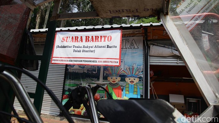 Pedagang Pasar Barito Bertahan Hadapi Penggusuran Sejumlah spanduk yang berisi pesan menolak penggusuran terpasang di depan kios di Pasar Barito, Jakarta, Senin (4/8/2025). Mereka masih bertahan di kios meskipun tenggat waktu pengosongan lapak telah lewat.