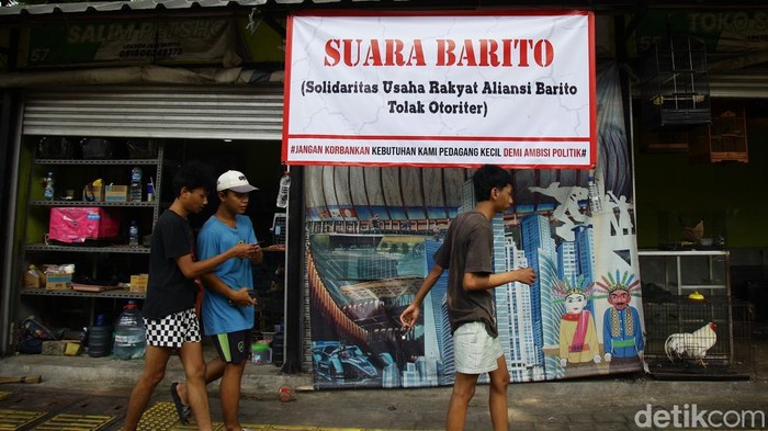Pedagang Pasar Barito Bertahan Hadapi Penggusuran Sejumlah spanduk yang berisi pesan menolak penggusuran terpasang di depan kios di Pasar Barito, Jakarta, Senin (4/8/2025). Mereka masih bertahan di kios meskipun tenggat waktu pengosongan lapak telah lewat.