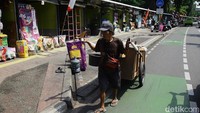 Pemerintah Kota Administrasi Jakarta Selatan sebelumnya telah memberikan surat pemberitahuan kepada para pedagang agar segera mengosongkan area pasar. Langkah ini diambil sebagai bagian dari rencana pembangunan proyek Taman ASEAN di lokasi tersebut.  
