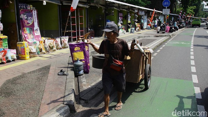 Pedagang Pasar Barito Bertahan Hadapi Penggusuran Sejumlah spanduk yang berisi pesan menolak penggusuran terpasang di depan kios di Pasar Barito, Jakarta, Senin (4/8/2025). Mereka masih bertahan di kios meskipun tenggat waktu pengosongan lapak telah lewat.
