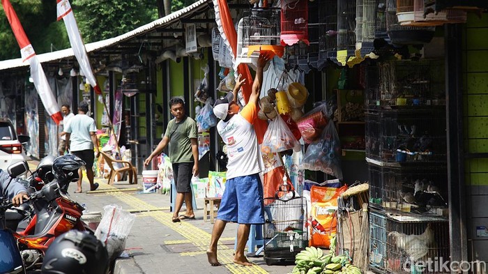 Pedagang Pasar Barito Bertahan Hadapi Penggusuran Sejumlah spanduk yang berisi pesan menolak penggusuran terpasang di depan kios di Pasar Barito, Jakarta, Senin (4/8/2025). Mereka masih bertahan di kios meskipun tenggat waktu pengosongan lapak telah lewat.