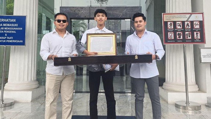 Adam (26) sebelah kiri bersama kedua pegawainya saat antar cinderamata pesanan Presiden Prabowo Subianto untuk Presiden Rusia Vladimir Putin.