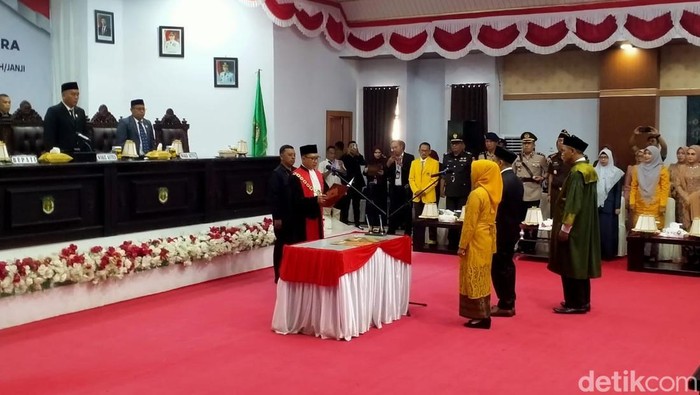 Pelantikan Husain menjadi Ketua DPRD Luwu Utara.