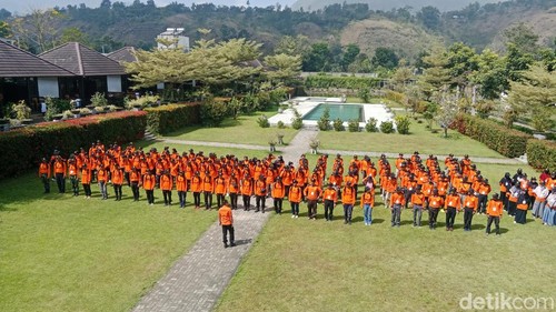 Pelatihan pencarian dan pertolongan bagi penyedia jasa wisata dan masyarakat lingkar Gunung Rinjani di Sembalun, Senin (4/8/2025). (Sanusi Ardi W/ detikBali)