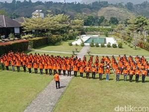 180 Penyedia Jasa Wisata Gunung Rinjani Dibekali Pelatihan Penyelamatan