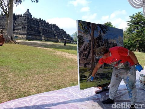Pelukis asal Jerman, Christopher Lehmpfuhl, melukis Candi Borobudur di Magelang, Senin (4/8/2025).
