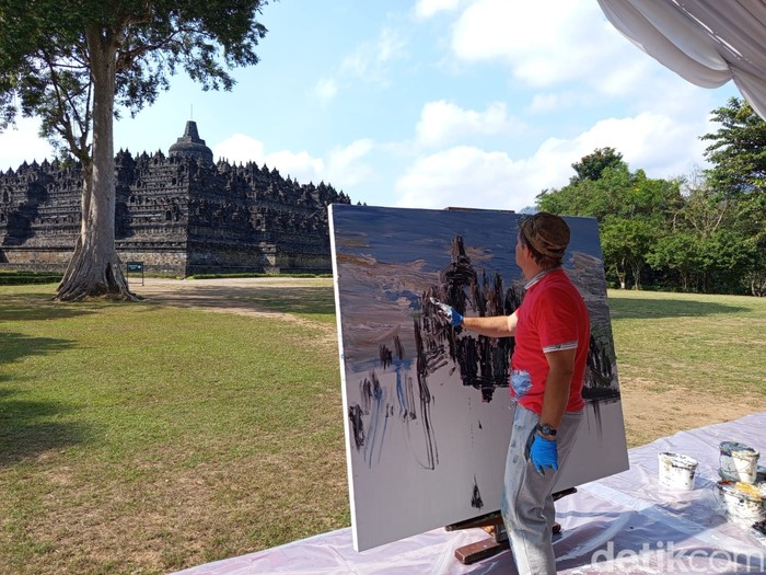 Pelukis asal Jerman, Christopher Lehmpfuhl, melukis Candi Borobudur di Magelang, Senin (4/8/2025).