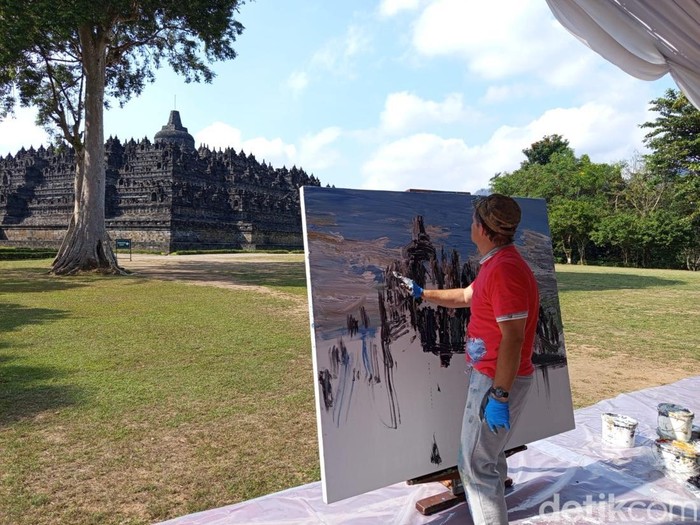 Pelukis asal Jerman, Christopher Lehmpfuhl, melukis Candi Borobudur di Magelang, Senin (4/8/2025).