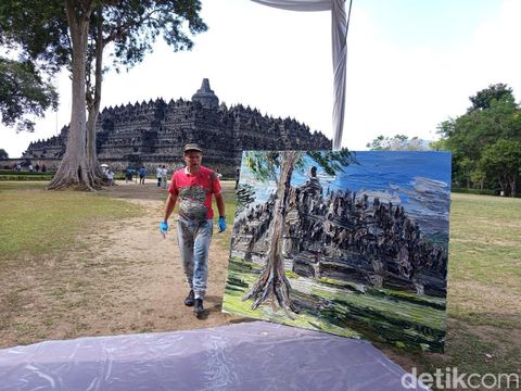 Pelukis asal Jerman, Christopher Lehmpfuhl, melukis Candi Borobudur di Magelang, Senin (4/8/2025).