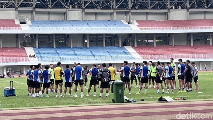 Pemain PSIM Jogja usai menjalani sesi latihan di Stadion Mandala Krida, Kota Jogja, Senin (4/8/2025).
