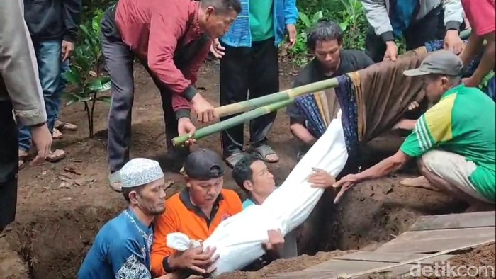 Pemakaman Jasad Nabila Korban Tewas longsor di desa Cidugaleun, Cigalontang, Kota Bandung