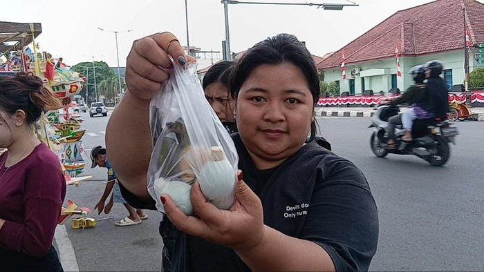 Pembeli telok ukan di Palembang.