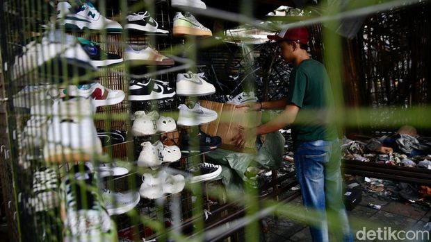 Pasca kebakaran hebat, Pemprov Jakarta akan merevitalisasi Pasar Taman Puring. Para pedagang tetap berjualan di lokasi sambil menanti perbaikan.