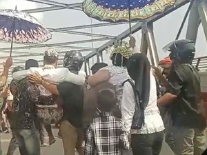 Video: Viral Pengantin di Brebes Digendong saat Lewati Jembatan Pemali